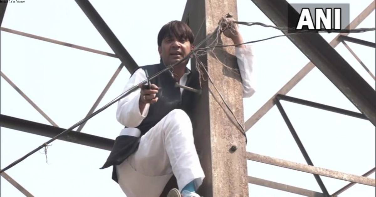 Former AAP councilor climbs tower after party denied him MCD polls ticket
